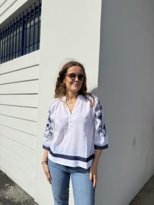 Blusa blanca bordados azules