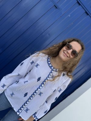 Blusa blanca bordados azules
