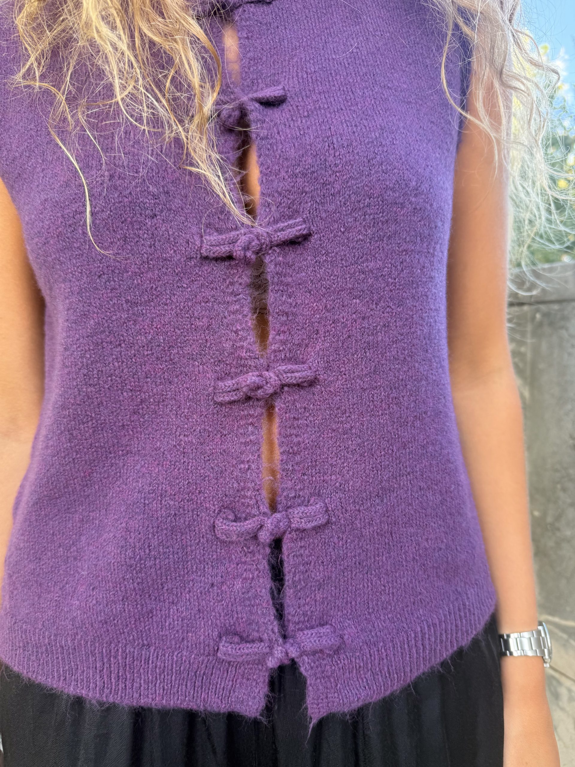 Chaleco punto alamares morado - Imagen 5