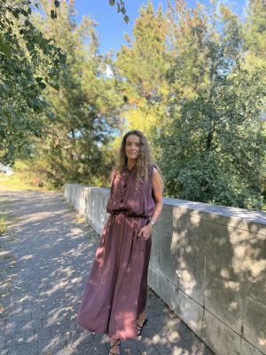 Alternative view of Falda midi satinada granate