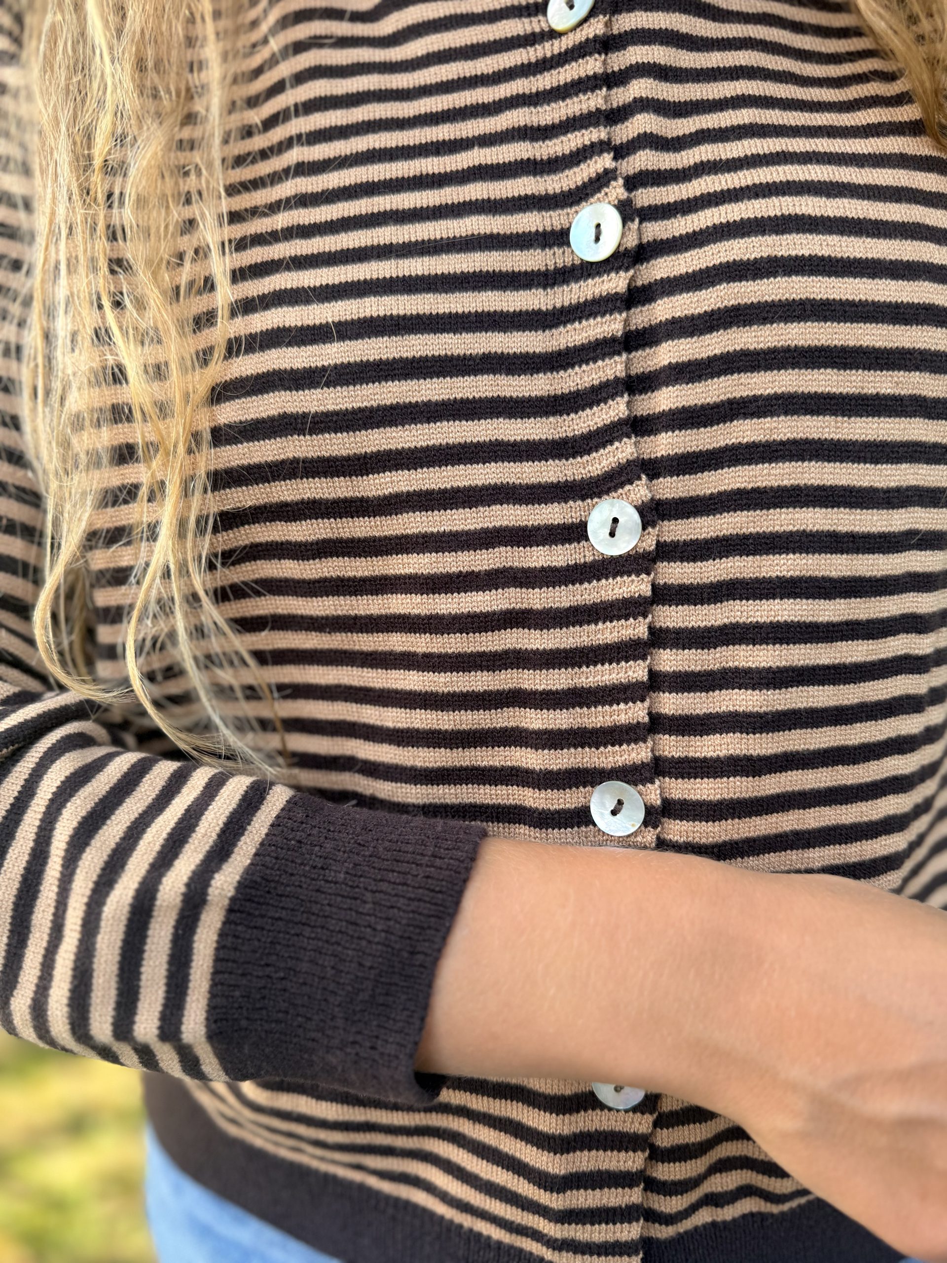 Chaqueta punto rayas marrones - Imagen 2