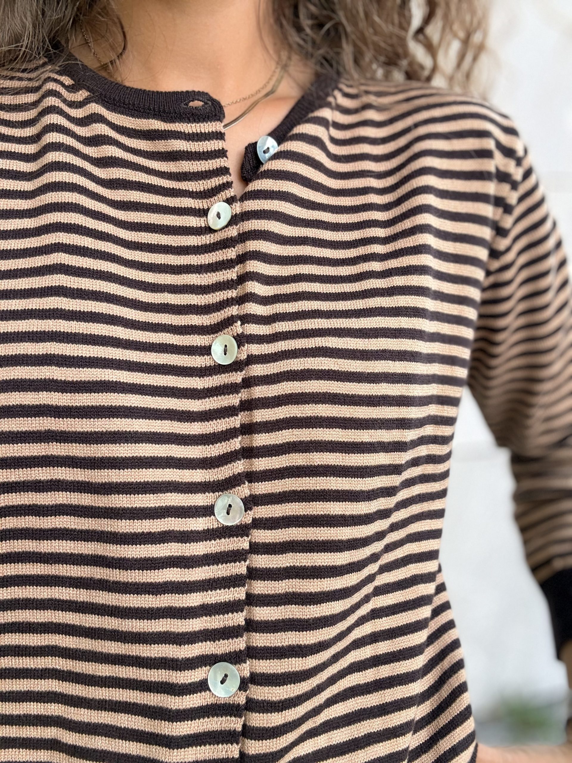 Chaqueta punto rayas marrones - Imagen 3