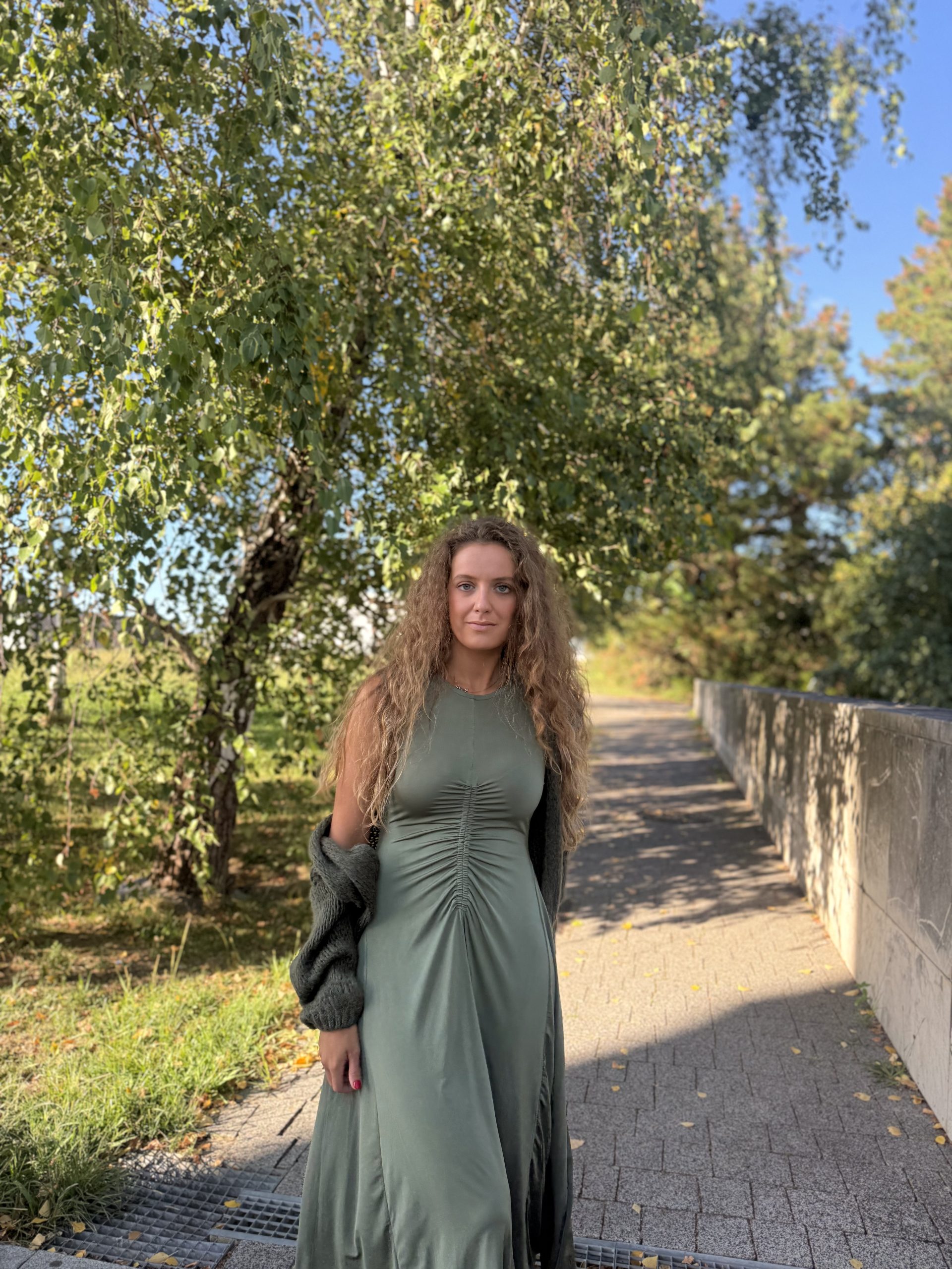 Vestido frunces evasé caqui - Imagen 4