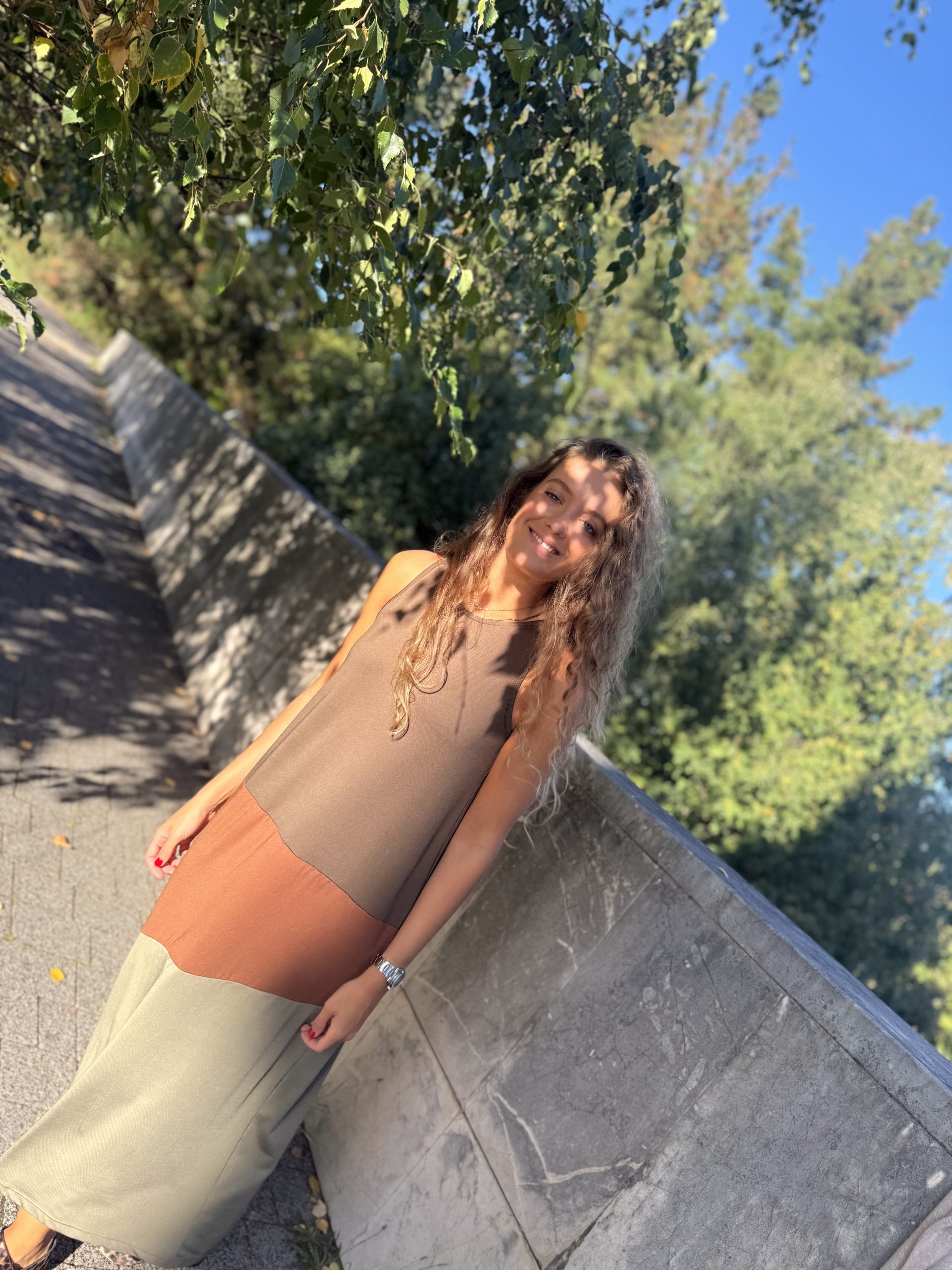 Vestido midi combinado caqui - Imagen 4