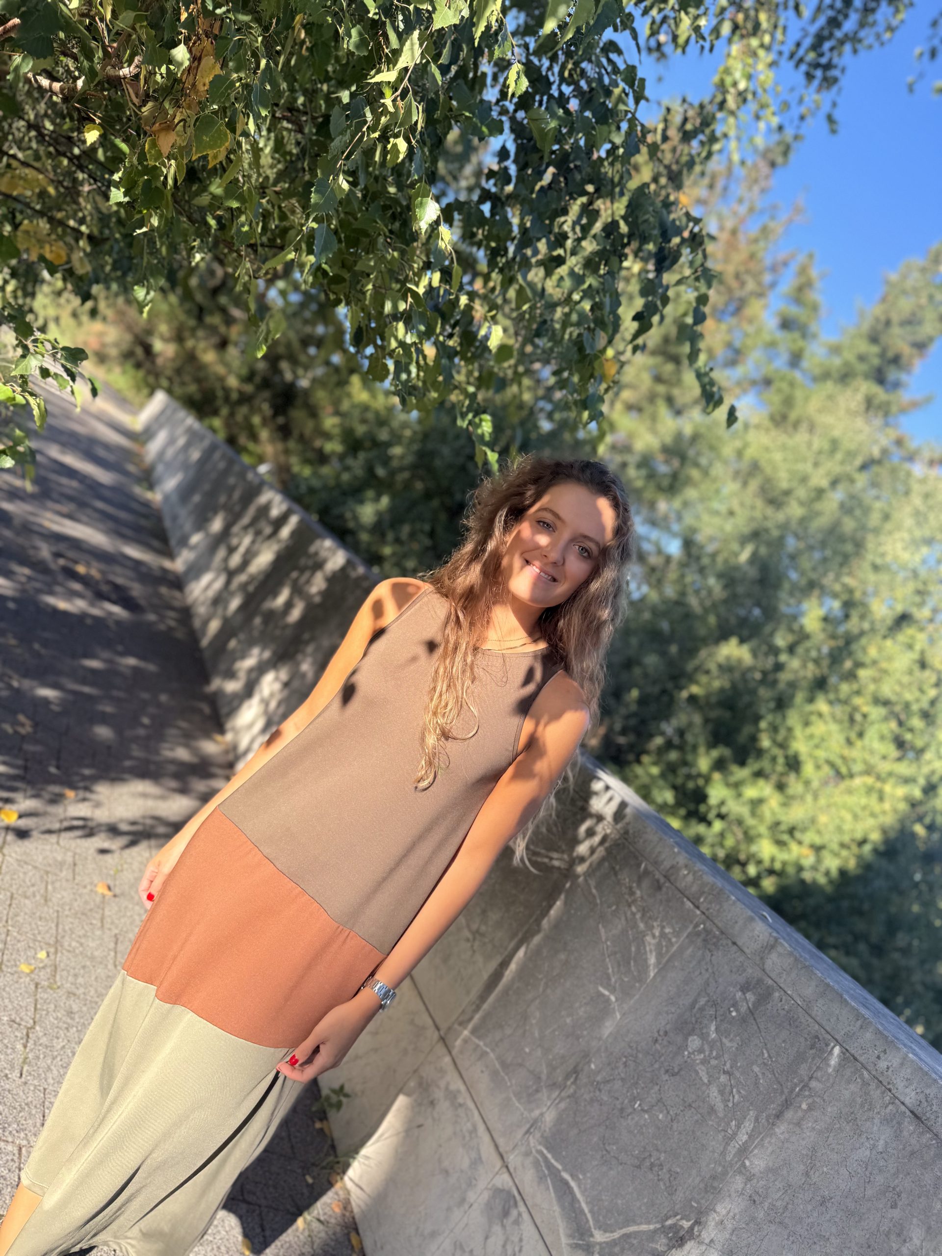 Vestido midi combinado caqui - Imagen 3
