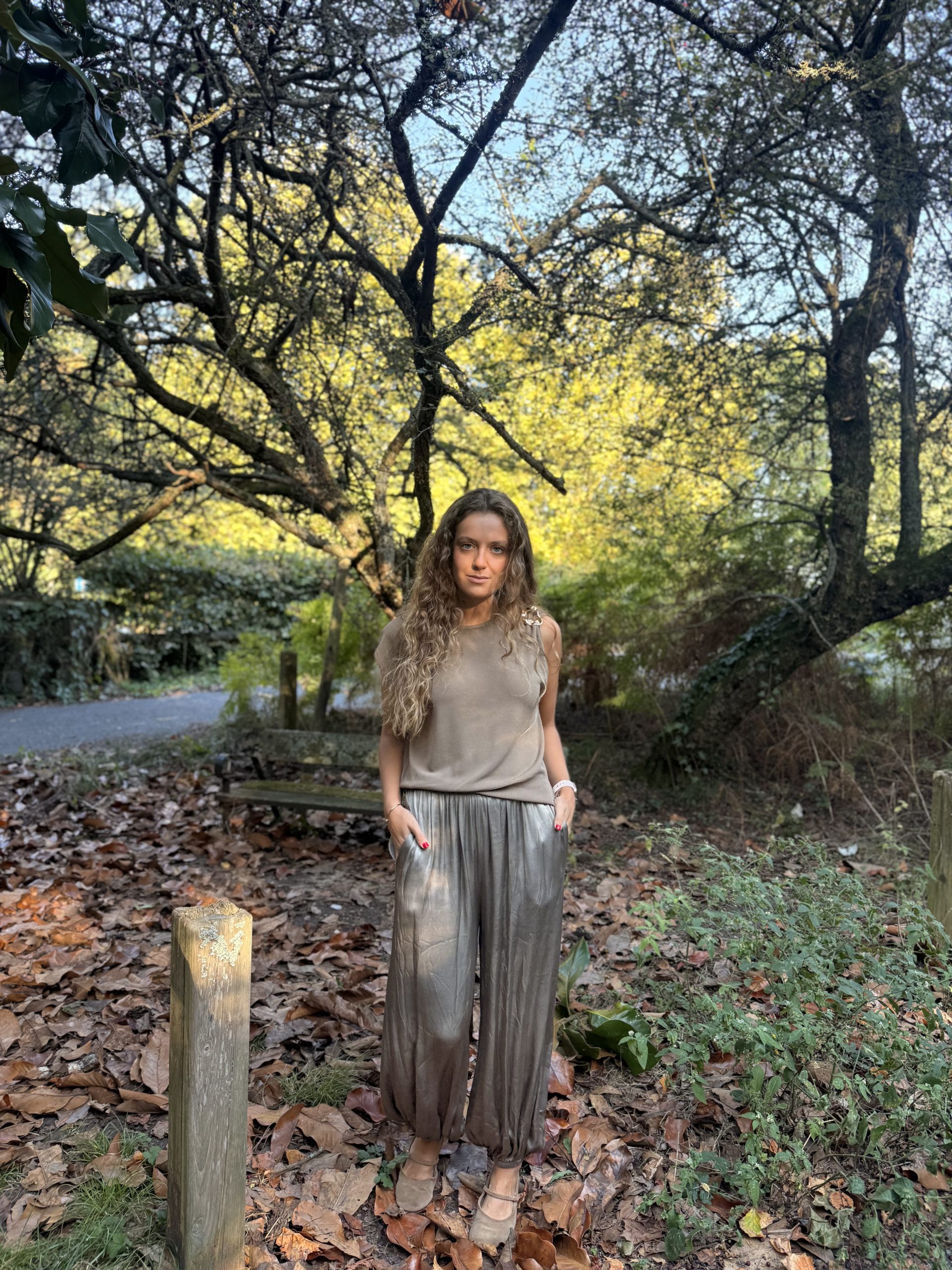 Pantalón bombacho satinado beige - Imagen 1