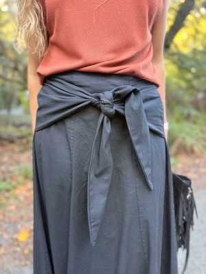 Falda midi lazada negra