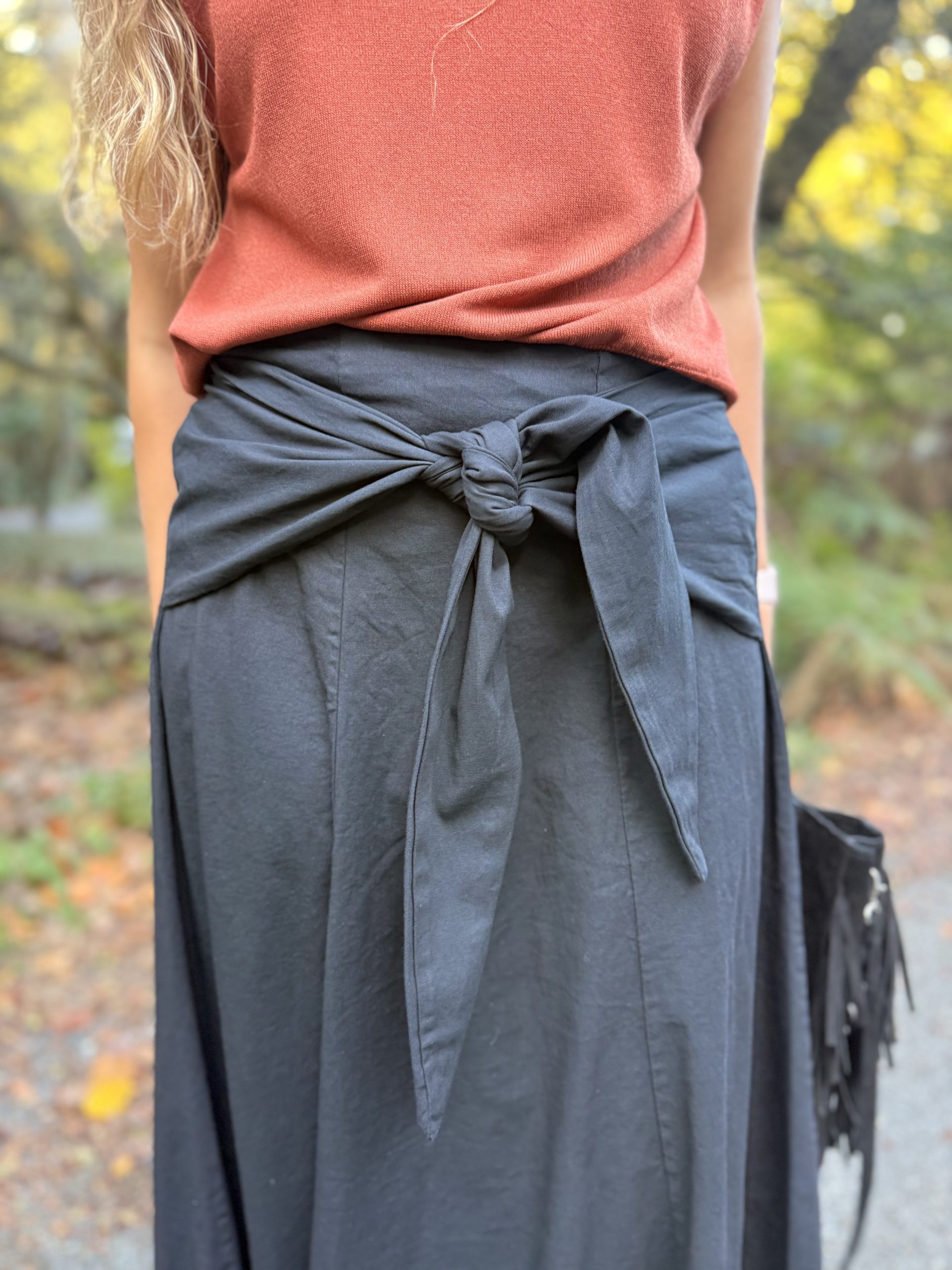 Falda midi lazada negra - Imagen 1